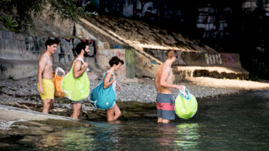 V Basileji se lze koupat přímo v centru. Stačí oblečení zavřít do vdotěsného pytle „Wicklfisch“ a nechat se unášet proudem. Foto: Switzerland Tourism/Markus Buehler