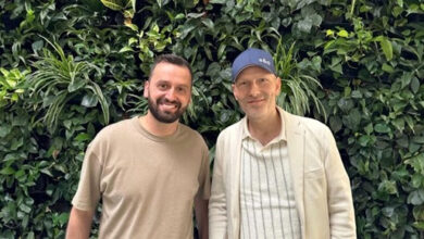 Ředitel a&o pro ESG Arben Maliqi (vlevo) a Oliver Winter: "Opravdu dobrá čísla, ale stále je na čem pracovat," vysvětluje zakladatel a generální ředitel berlínského řetězce hostelů a&o. Cíl: stát se do roku 2025 prvním evropským řetězcem hostelů s nulovou čistou spotřebou. Od zahájení měření v roce 2015 se společnosti a&o podařilo snížit emise CO2e o více než 77 procent na přibližně 3,32 kilogramu na jednu noc. Další čísla, údaje a základní informace najdete v aktuální Zprávě o udržitelnosti do roku 2023 (Foto: a&o Hostels)